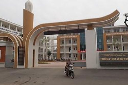 Thầy giáo dạy thể dục treo cổ tự tử trong nhà đa năng