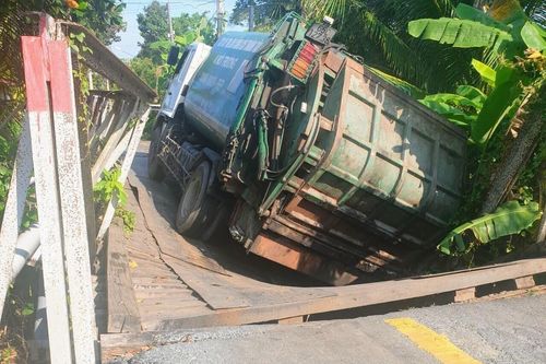 Cần Thơ: Xe chở rác 15 tấn làm sập cầu giao thông nông thôn