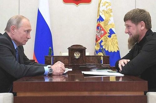 Đến Mariupol cổ vũ lính Nga và Chechnya, ông Kadyrov nhận 'món quà' bất ngờ từ Tổng thống Putin