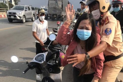 Hai CSGT giải cứu người phụ nữ định nhảy cầu tự tử