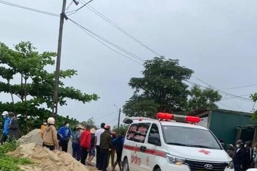 Theo dấu xe lăn và đôi dép, phát hiện thi thể cụ bà