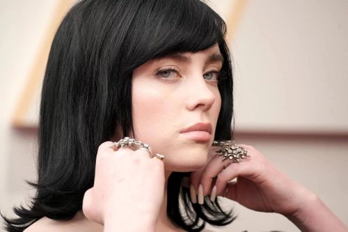 Billie Eilish giải thích về vẻ mặt khó chịu tại Oscar