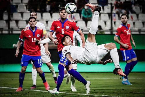 Suarez ngả người móc bóng ghi bàn