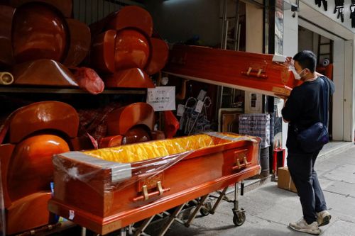 Ca mắc Covid-19 tăng cao, Hong Kong thiếu quan tài