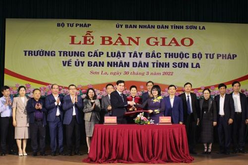Bộ Tư pháp bàn giao Trường trung cấp Luật Tây Bắc về tỉnh Sơn La