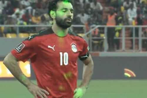 Bị cổ động viên chơi xấu, Mohamed Salah đá hỏng phạt đền