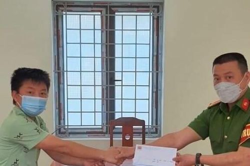 Yên Bái: Học sinh lớp 5 nhặt được số tiền lớn nhờ bố tìm người đánh rơi