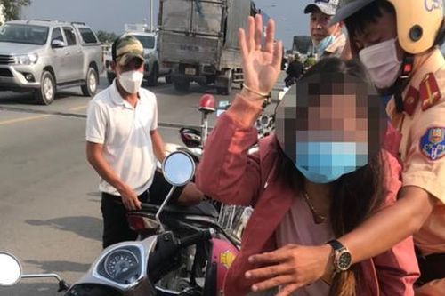 CSGT cứu người phụ nữ la hét định nhảy cầu tự tử