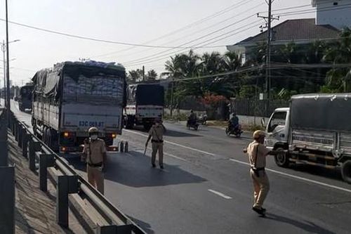 Xe tải chở thức ăn gia súc bất ngờ phát hỏa, cảnh sát giao thông hỗ trợ dập lửa