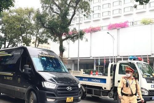 'Mạnh tay' xử lý tụ điểm 'xe dù', 'bến cóc' giữa Hà Nội
