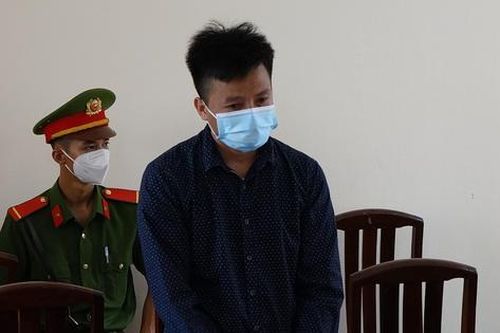 Vác dao chém anh ruột vì chưa nhận được tiền hỗ trợ COVID-19