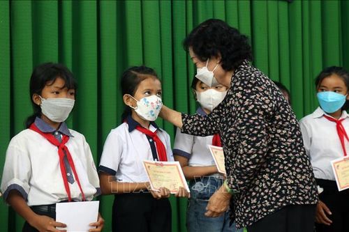 Trao học bổng Vừ A Dính cho học sinh có hoàn cảnh khó khăn tại Kiên Giang