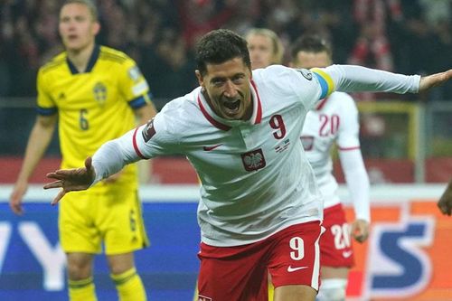 Lewandowski tỏa sáng, Ibrahimovic và Lindelof ngồi nhà xem World Cup
