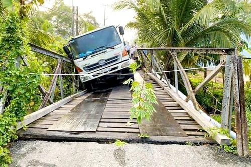 Cần Thơ: Xe chở rác 15 tấn làm sập cầu 3,5 tấn