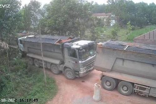 Vĩnh Phúc: Người dân kêu cứu vì xe chở đất phá nát đường liên thôn