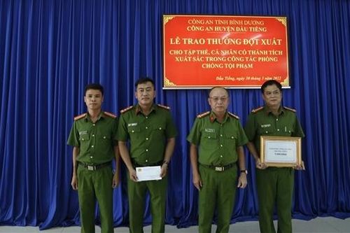 Khen thưởng thành tích bắt nhóm cướp chuyên nhằm vào phụ nữ