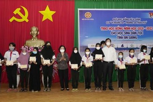 Trao học bổng cho học sinh đồng bào Chăm vượt khó hiếu học