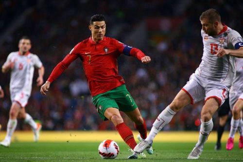Ronaldo giành vé đến World Cup 2022, Salah ngậm ngùi chia tay