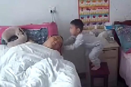 Cộng đồng mạng xúc động trước hình ảnh bé trai 3 tuổi chăm sóc bố sống thực vật