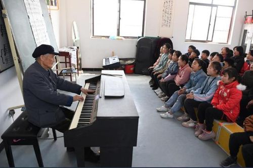 Thầy giáo 93 tuổi tự bỏ tiền túi mua nhạc cụ cho các trường