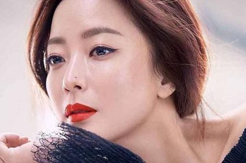 Dùng mật ong đúng cách trong ăn uống giúp Kim Hee Sun U50 vẫn dáng đẹp, da căng mọng