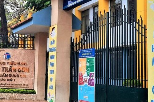 'Bình thường mới' đã trở lại, vì sao cổng trường mầm non, tiểu học ở Hà Nội vẫn đóng?