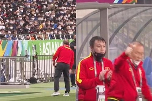 Khoảnh khắc dễ thương: Thầy Park 'xem ké' VAR từ tổ trọng tài trận Việt Nam - Nhật Bản
