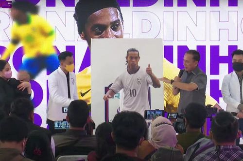 Ronaldinho sang Indonesia chơi bóng theo hợp đồng hiếm thấy