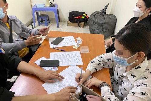 Kiểm tra taxi trong đêm, phát hiện người phụ nữ mang theo ma túy