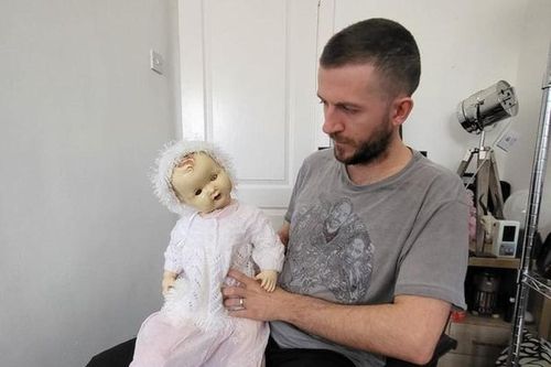 Khoảnh khắc ớn lạnh con búp bê 'ma ám' tự di chuyển