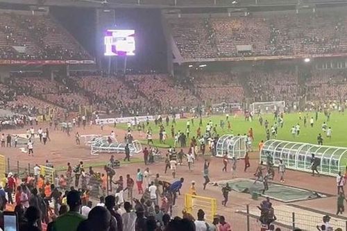Cổ động viên Nigeria tràn xuống sân, một quan chức FIFA thiệt mạng