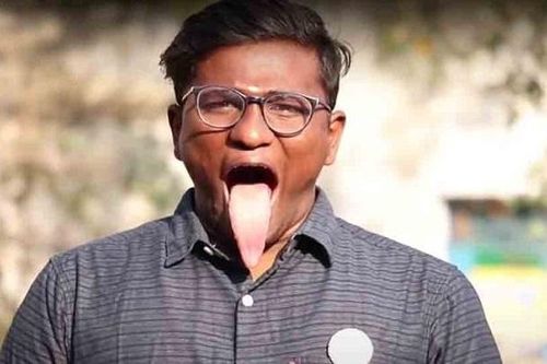 Người đàn ông có lưỡi dài nhất thế giới, uốn qua vòm miệng vào khoang mũi