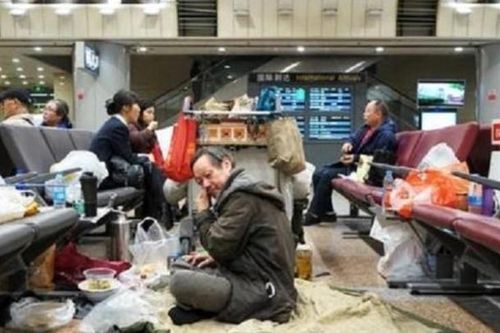 Người đàn ông sống 14 năm ở sân bay để tránh bị gia đình... cằn nhằn