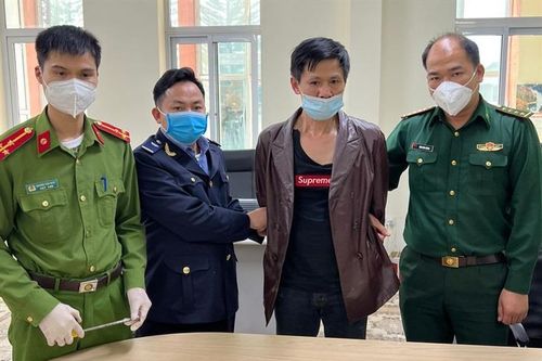 Bắt 3 đối tượng mua bán 5 bánh heroin