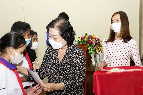 Trao học bổng Vừ A Dính cho học sinh có hoàn cảnh khó khăn tại An Giang