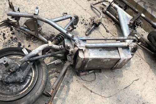 TP.HCM: Đang dừng đèn đỏ, chiếc xe máy điện bất ngờ bốc cháy dữ dội