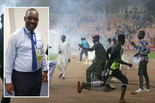 Bác sĩ FIFA đột tử khi CĐV Nigeria tràn vào sân đập phá kinh hoàng