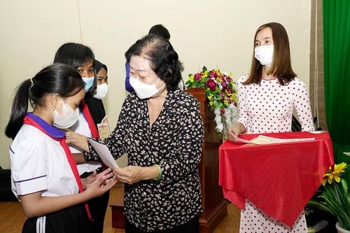 An Giang: Trao học bổng Vừ A Dính cho học sinh người dân tộc Chăm