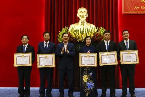 Supe Lâm Thao nhận Bằng khen 'Đảng bộ hoàn thành xuất sắc nhiệm vụ' tiêu biểu năm 2021