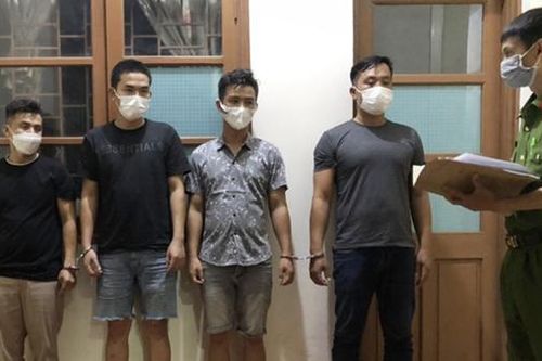 Mâu thuẫn lúc chơi bài, gọi bạn đến trả thù