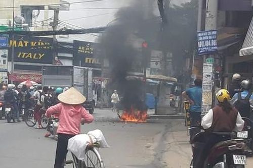 Xe đạp điện cháy dữ dội trên đường, 2 cha con quăng xe thoát thân