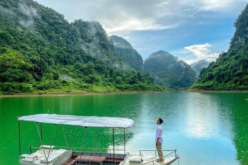 Hồ nước đẹp như tranh, quanh năm xanh màu ngọc bích nằm giữa núi rừng Cao Bằng
