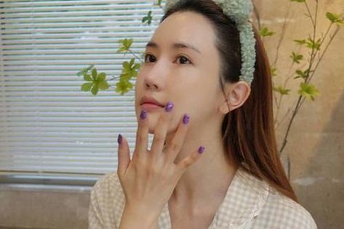 Lee Da Hae dùng thìa massage cổ