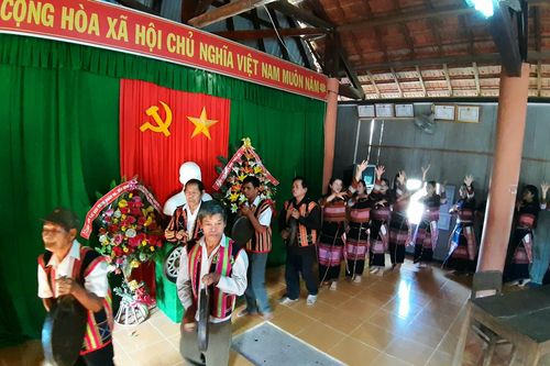 Để sắc màu thổ cẩm không bị 'bay đi'