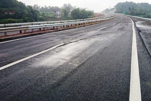 VEC sửa chữa hư hỏng, hằn lún mặt đường cao tốc Hà Nội-Lào Cai