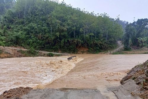 Nước lũ cuôi trôi xe múc, một người bị mất tích
