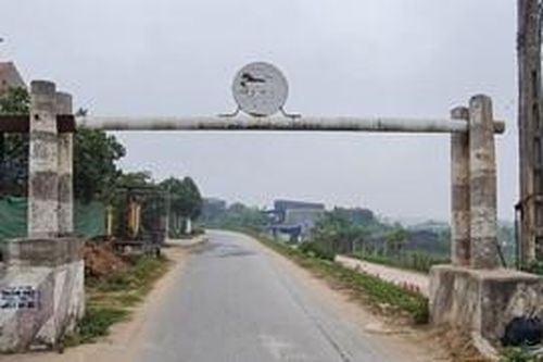 Bất cập từ những barie hạn chế tải trọng trên đê hữu sông Đào
