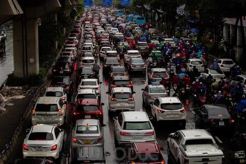 Nhiều tuyến phố Hà Nội ùn tắc trong cơn mưa, xe máy leo lên vỉa hè để đi