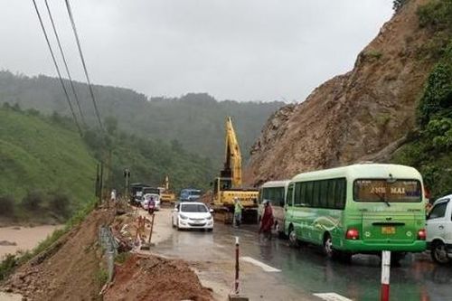 Nhiều tuyến giao thông ở Quảng Trị sạt lở, ách tắc do mưa lớn