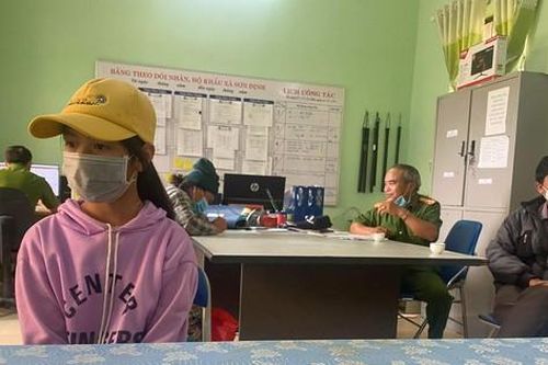 Bé gái 13 tuổi trả lại gần 7 triệu đồng nhặt được